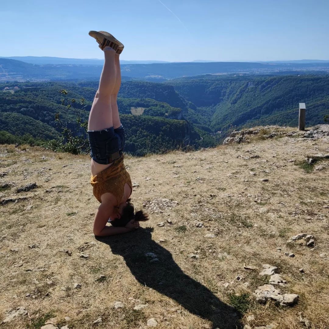 Tester son équilibre en plein air... 
EN. Testing the balance outside... 
#equilibre #headstand #poirier #jura #yoga #yogapose #balance
📷@insta_goth